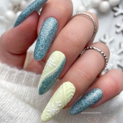 Unhas compridas com design manicure azul brilhante e verde claro com flocos de neve e padrão tricotado