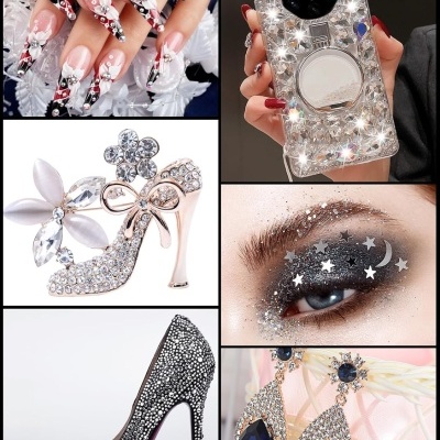 Colagem de produtos de moda com brilho, incluindo unhas decoradas, anel sapato, saco telemóvel brilhante, maquilhagem com glitter, sapato salto alto e brincos azuis.