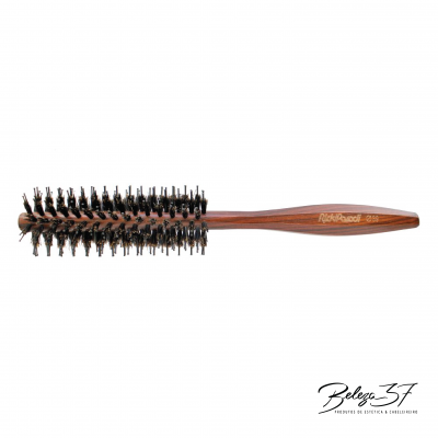 Escova de cabelo redonda com cabo em madeira escura e cerdas pretas