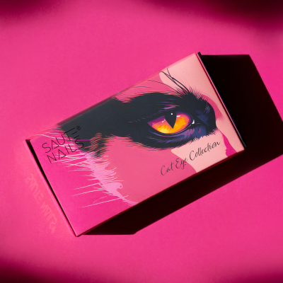 Embalagem cor-de-rosa com imagem de olho de gato e texto Saute Nails e Cat Eye Collection