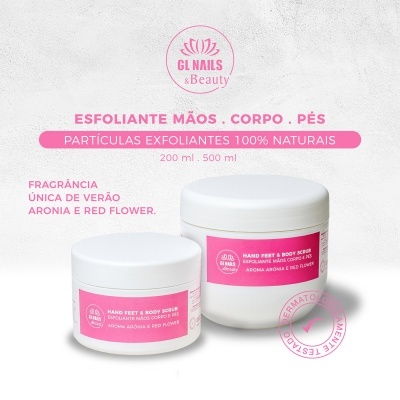 Frascos de esfoliante para mãos, corpo e pés com rótulos rosa e texto em português e inglês