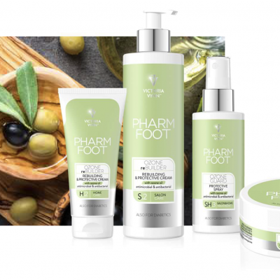 Conjunto de produtos PHARM FOOT em embalagens verdes claras e brancas ao lado de azeitonas.