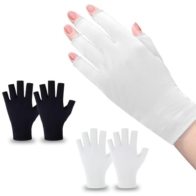 Três pares de luvas sem dedos em preto e branco, uma usada numa mão com unhas rosas.