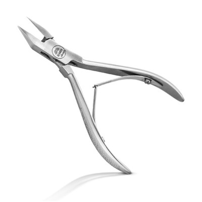 Alicate de manicure em aço inoxidável com pontas afiadas em fundo branco