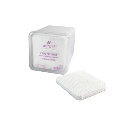 Pacote de pads de algodão branco premium e pad solto sobre fundo branco