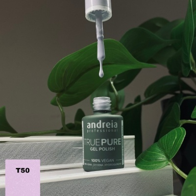 Frasco aberto de verniz gel verde Andreia True Pure com gotas e folhas verdes ao fundo