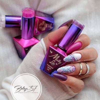 Frasco de verniz de unhas Molly Lac roxo com unhas decoradas coloridas