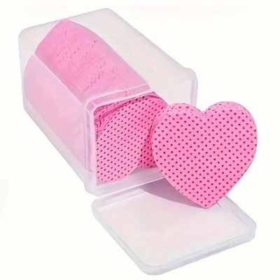 Pacote de cinco esponjas cor-de-rosa em forma de coração com pontos roxos dentro de embalagem transparente
