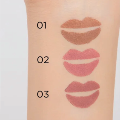 Três amostras de batom em tons marrons e rosados no braço com números 01, 02 e 03