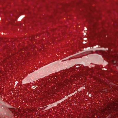 Close-up de verniz ou brilho labial vermelho com glitter