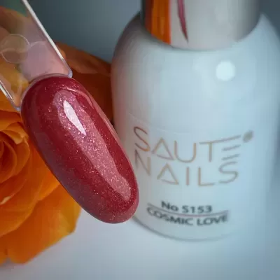 Frasco branco de verniz de unhas e amostra de cor vermelho brilhante com brilhos