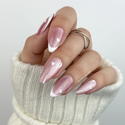 Unha com design em gel rosa cintilante e ponta branca com corações pequenos