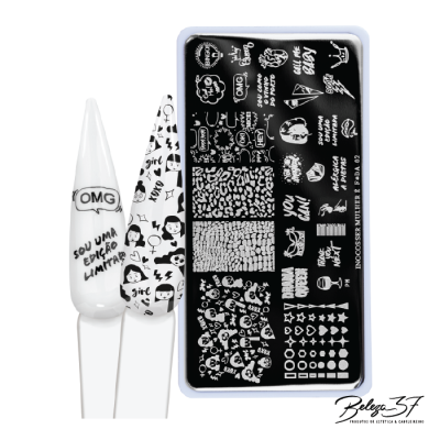 dois modelos de unhas artesanais e uma placa metálica para carimbo de unhas com vários desenhos e textos