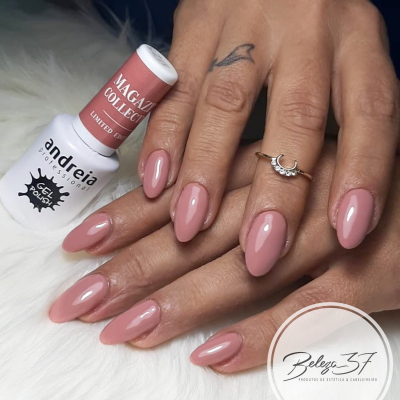 Unhas longas com esmalte rosa acetinado e esmaltes Andrea Gel Expert com texto ao lado
