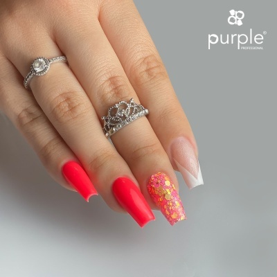 Mão feminina com unhas decoradas e anéis prateados em fundo cinzento