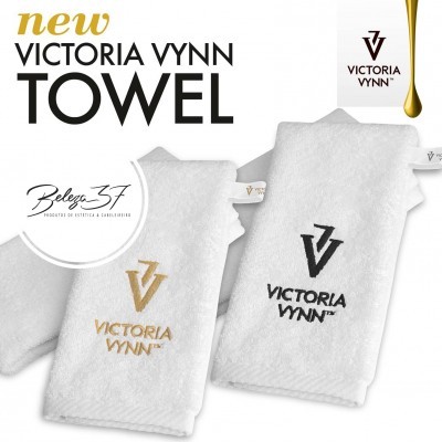 Duas toalhas brancas Victoria Vynn com logótipos dourado e preto