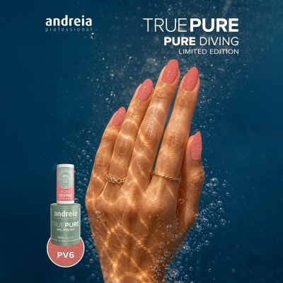 Mão submersa com unhas em verniz coral texturizado e frasco de verniz Andreia True Pure PV6