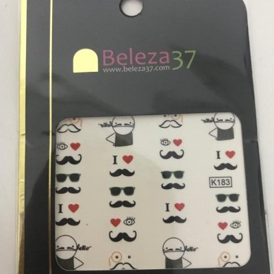 adesivo decorativo branco com desenhos de bigodes, óculos e corações em embalagem preta com logo Beleza37