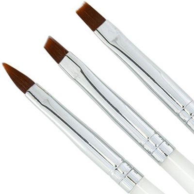 Conjunto de três pincéis de maquilhagem com cerdas castanhas e cabo branco.