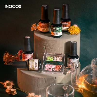 Conjunto de esmaltes INOCOS com decoração de unhas em suportes de cimento e flores secas