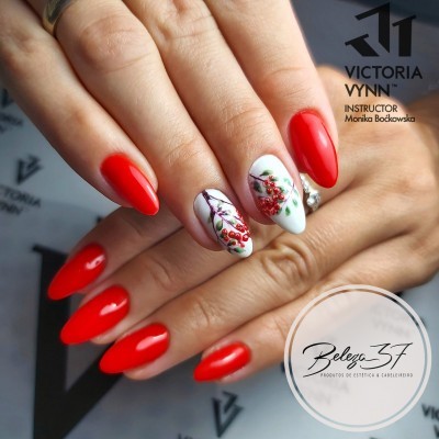 Unhas vermelhas e brancas com desenhos de ramos e frutos