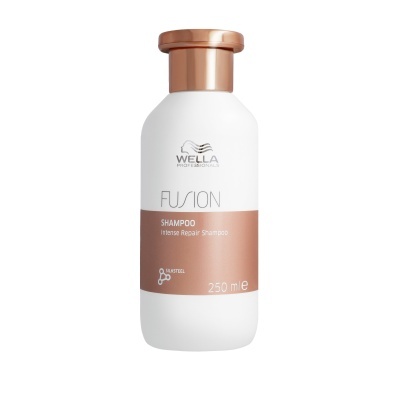 Frasco branco de shampoo Wella Fusion com tampa cobre e rótulo castanho