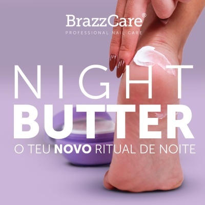 Mãos aplicando creme branco no pé com embalagem roxa e texto promocional em fundo lilás