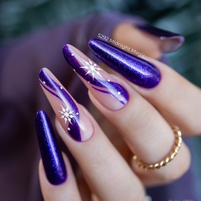 Unhas longas com design roxo metálico, linhas e estrelas brancas