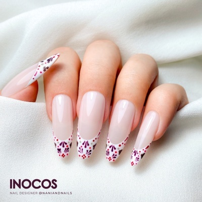 Unhas postiças nude com pontas decoradas em padrão colorido
