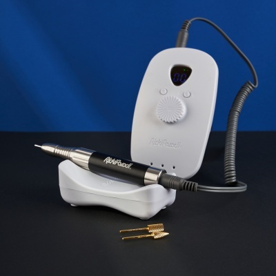 Máquina elétrica para manicure com comando digital e brocas douradas, fundo azul