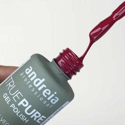 Frasco de verniz gel Andreia professional TRUE PURE com pincel a mostrar verniz cor vinho