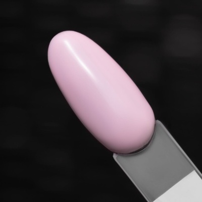 Verniz de unha rosa claro em suporte cinzento