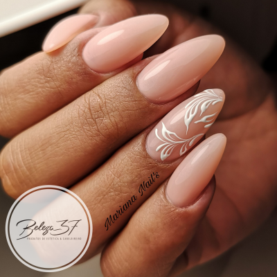 Unhas compridas em verniz rosa claro com desenho branco floral