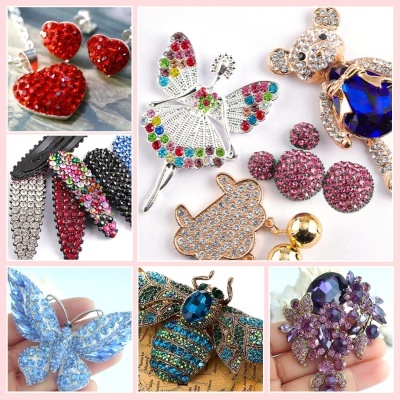 Joias decorativas coloridas com cristais em várias formas como coração, fada, urso, borboleta, abelha e broche roxo.