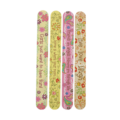 Quatro limas de unha decorativas em madeira com padrões floridos e frases motivacionais.