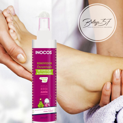 Spray removedor de cutículas INOCOS encostado num pé humano com mãos segurando o pé