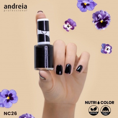 Frasco verniz unhas preto andreia professional NC26 com mão unhas pretas e flores roxas