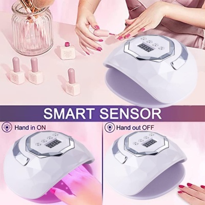 Máquina de secar verniz de unhas branca com visor digital e frascos de verniz ao fundo