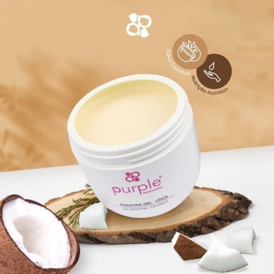 Frasco branco aberto de gel para massagem Purple Pharma Gel Coco com pedaços de coco e base de madeira