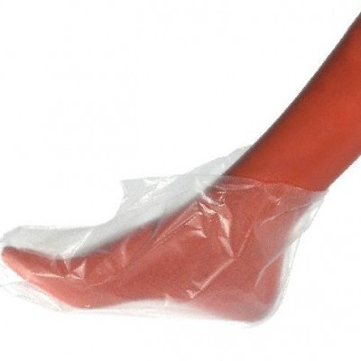 pé com luva plástica transparente