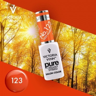 Verniz de unhas laranja da Victoria Vynn com fundo de floresta amarela