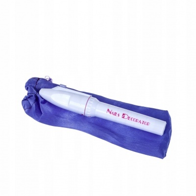 Dispositivo elétrico branco Nails Decorator sobre estojo azul