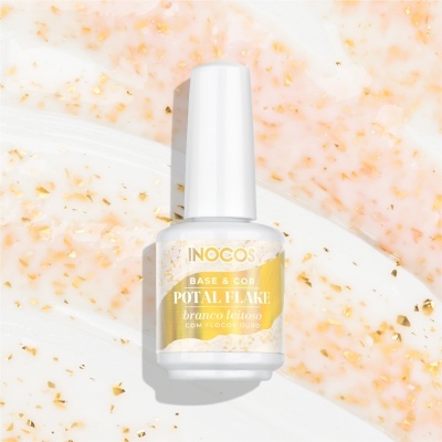 Frasco de verniz para unhas branco e dourado com fundo texturizado creme e dourado