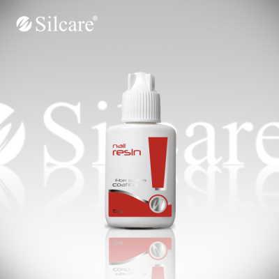 Frasco branco de nail resin com etiqueta vermelha e branca sobre superfície refletora com fundo cinza e logótipo Silcare