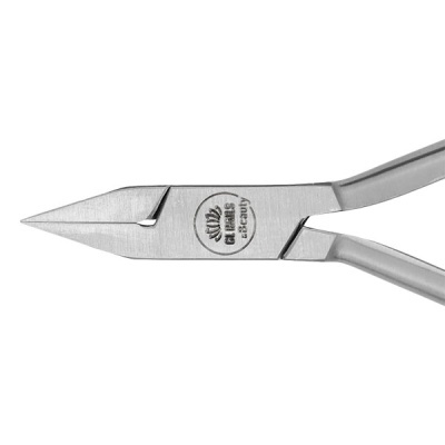 Alicate de unhas metálico prateado com o logotipo Stylus Nails & Beauty