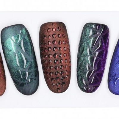 Cinco pins de cabelo coloridos com padrões em suporte branco