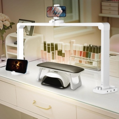 Cenário de manicure com lâmpada UV, almofada preta e suportes para telemóveis