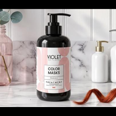 Frasco de máscara capilar colorida preto com rótulo rosa e branco sobre mármore com jarra rosa e dois frascos brancos