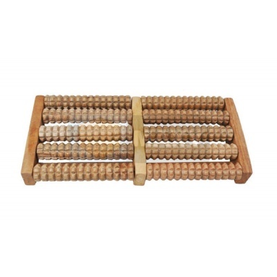 Aparelho de massagem de pés em madeira clara com rolos estriados