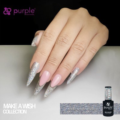Mão com unhas em gel rosa e glitter prateado com produtos da marca Purple.